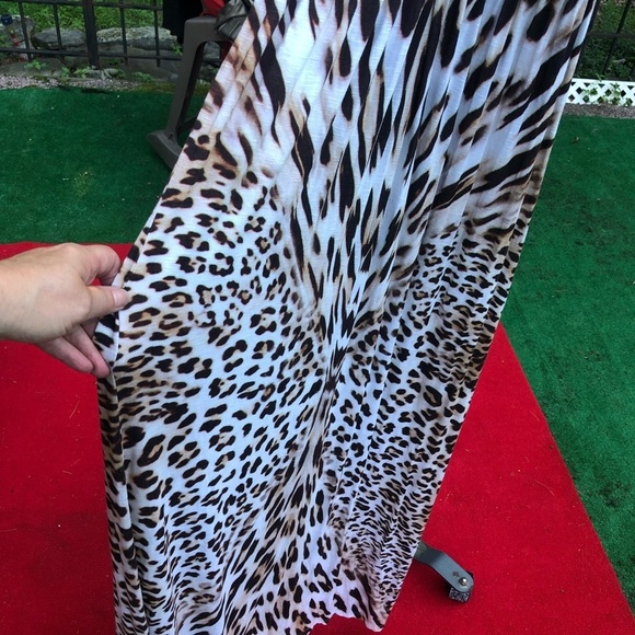Young Broke & Fabulous size M/L leopard Maxi with center cut out - Picture 9 of 14